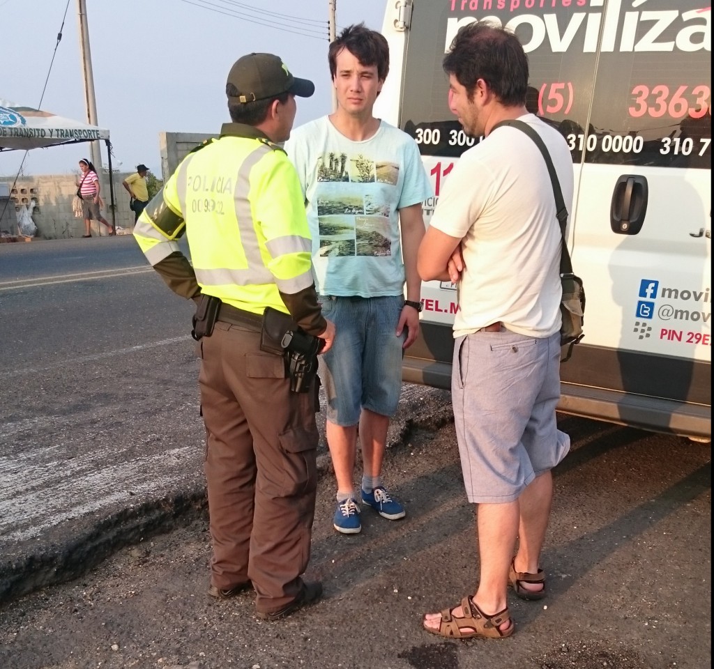 Politikontroll mellom Cartagena og Taganga/Santa Marta (Foto: Tarjei)